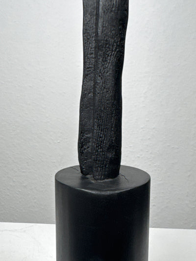 Minimalist Female Sculpture in Black – Slim Abstract Corner Statue